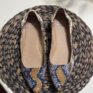 Crown & Ivy Women's Patterned Flats in Blue and Gold